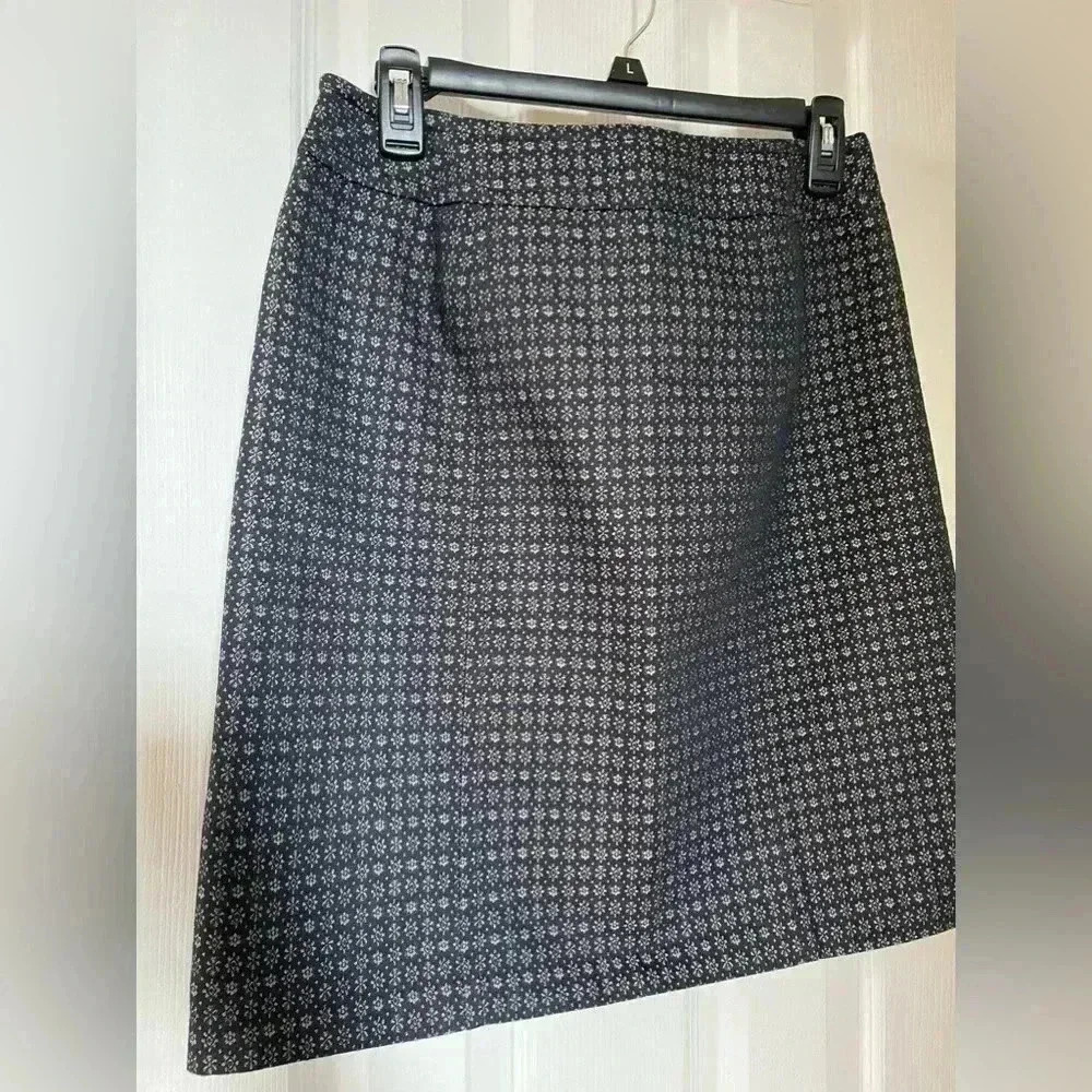 Ann Taylor skirt size 4 beautiful details - Picture 5 of 9
